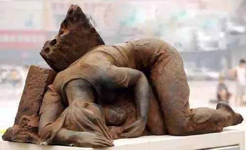 河南暴雨，她把女兒高高舉起：如果你還活著，一定要記得我愛(ài)你！